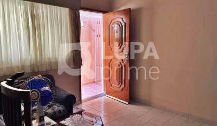 CASA COM 1 QUARTO E 2 VAGAS DE GARAGEM À VENDA NA VILA EDE
