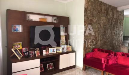 SOBRADO COM 3 QUARTOS E 4 VAGAS DE GARAGEM A VENDA NA VILA ISOLINA MAZZEI