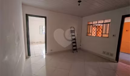 Casa térrea com 3 quartos à venda em Jardim Textil - SP