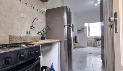 Kitnet no Boqueirão – Porteira Fechada e a Meia Quadra da Praia!