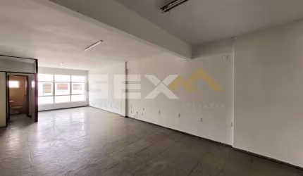 Sala comercial à venda no Centro.