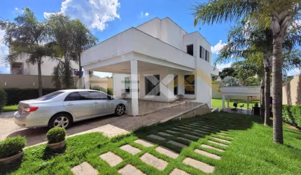 Casa no bairro Belvedere com Espaço Gourmet e Lote de 945m²