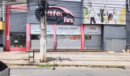 Centro Comercial com 50 lojas, 02 vestiários, vão livre, escritório e estacionam