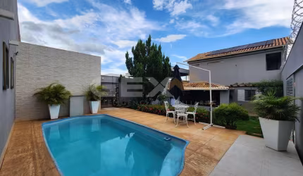 Casa à venda com piscina e área gourmet, 03 quartos, 01 suíte, 02 vagas, rua Igu