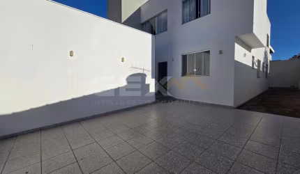 Sobrado com 03 quartos, 02 vagas e quintal