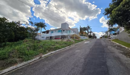 Lote à venda de 600m² sendo 20m X 30m no Condomínio Ville Royalle - Divinópolis/