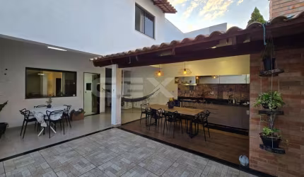 Casa 2 pavimentos no bairro Liberdade, 3 quartos, 1 suíte com Hidro e área gourm