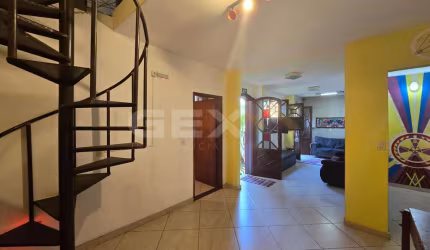 Terreno com 2 casas à venda no bairro Bom Pastor, compostas por 3 quartos e quin