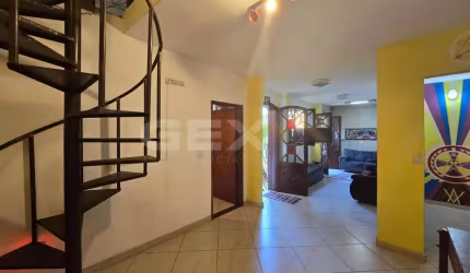 Terreno com 2 casas à venda no bairro Bom Pastor, compostas por 3 quartos e quin