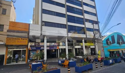 Apartamento à venda no Centro, 2 quartos sendo 1 suíte com armário.