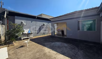 Casa de 2 quartos, com lote 20x20 e um galpão à venda no Bom Pastor.