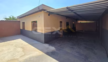 Casa à venda no bairro Belvedere, 3 quartos e um quintal amplo.