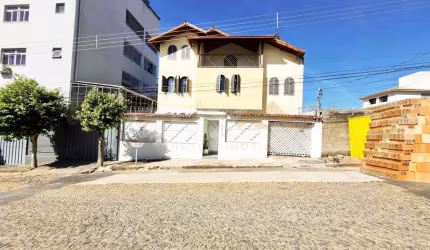 Casa de 3 pavimentos à venda no São Judas, 5 quartos sendo 1 suíte.