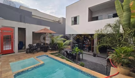 Casa à venda no Centro, 4 quartos sendo 2 suítes e área gourmet com piscina.