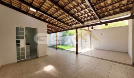 Casa de 03 quartos e quintal no bairro Nações