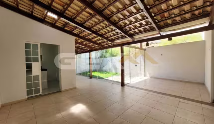 Casa de 03 quartos e quintal no bairro Nações