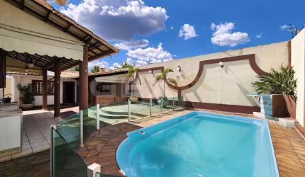 Casa clássica à venda em Ermida, com espaço gourmet completo, 04 quartos, 01 suí