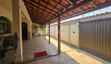 Casa à venda no Belvedere, 3 quartos sendo 1 suíte e espaço gourmet.