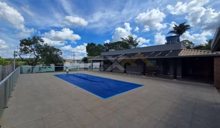 Chácara à venda com espaço gourmet completo, piscina e sauna, localizada em Chác