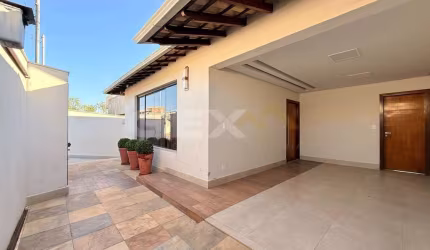 Casa à venda no bairro São Roque, sendo 3 quartos com 1 suíte e área gourmet.