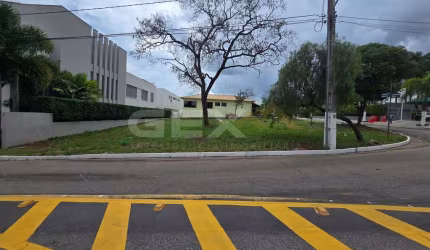 Lote de esquina à venda no condomínio Ville Royalle de 665,97 m².