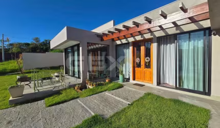 Casa à venda no Vistadoro Aquaville, 4 quartos e sala com vista para o lago.