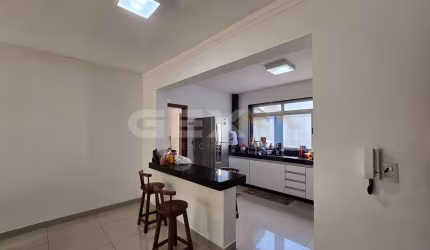 Apartamento à venda no Antônio Fonseca com duas áreas privativas.