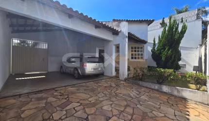 Casa à venda com lote de 480m², 03 quartos, 01 suíte, 04 vagas, Rua Sacramento,