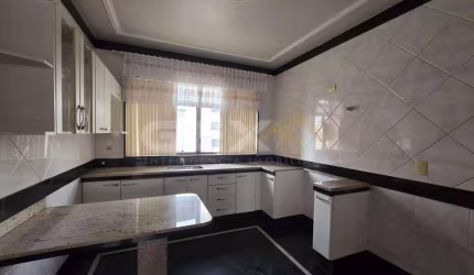 Apartamento clássico à venda no Centro, 3 quartos sendo 1 suíte com sacada.