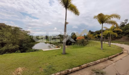 Vende-se lote em condomínio fechado Vésper medindo 800m² (25m x 32m).