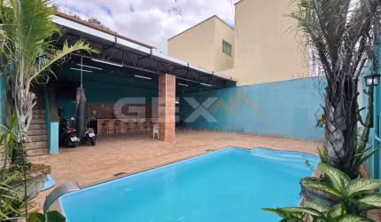 Casa à venda de 3 pavimentos no bairro Halim Souki, 4 quartos, 2 suítes e 6 vaga