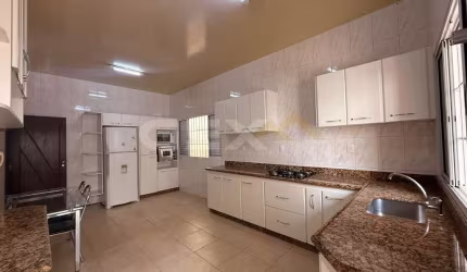 Casa à venda no bairro São José, 2 suítes, espaço gourmet e 2 vagas.