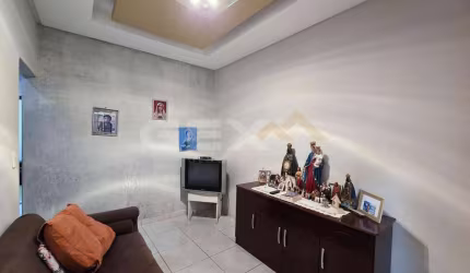 Casa com 3 quartos e 2 vagas, à venda no Bairro Realengo em Divinópolis/MG