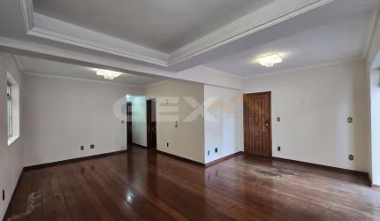 Cobertura triplex à venda no Centro, 5 quartos, 2 suítes e 2 vagas.