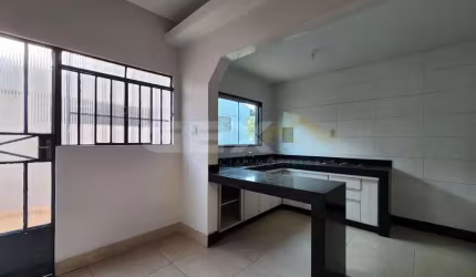 Casa à venda no Esplanada, 3 quartos, 1 suíte, área gourmet e 6 vagas.