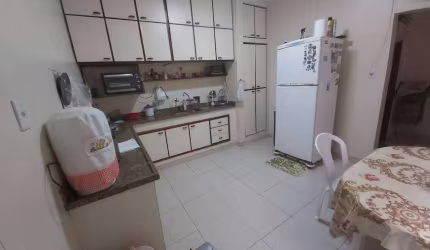 Ótimo apartamento na Rua Ator Paul Gustavo 137 no Miolo de Icaraí, andar alto, sol da manhã, silênci