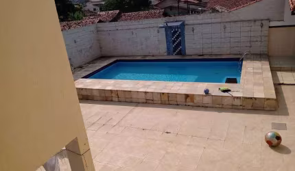Ótima Casa de 6 quartos sendo 3 suítes , piscina, quintal