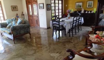 Vendo linda casa no Condominio de Alto Padrão Ubá 7.