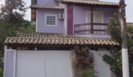 Ótima Casa de 4 quartos em Condomínio Fechado.