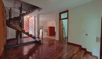 Excelente Casa de Vila no Ingá com saída para duas ruas.
