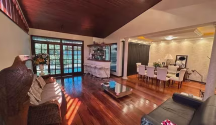 Vendo ampla casa duplex localizada no Miolo de São Francisco