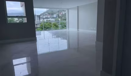 Vende Casa no Condomínio Aruã em Charitas.