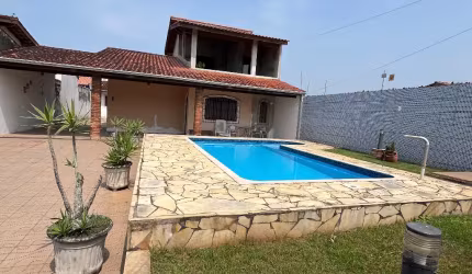 Sobrado à venda com 3 quartos, 3  banheiros, piscina no Pontal Santa Marina em Caraguatatuba-SP
