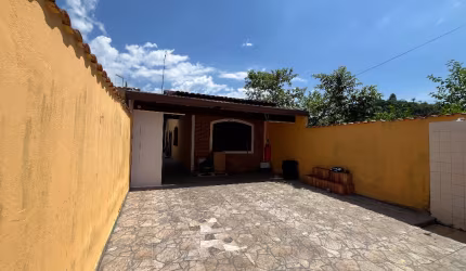 Linda casa com 2 dormitórios, 2 banheiros, 3 vagas Caraguatatuba-SP