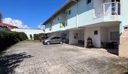 Linda casa de condomínio fechado com 3 quartos 1 suíte