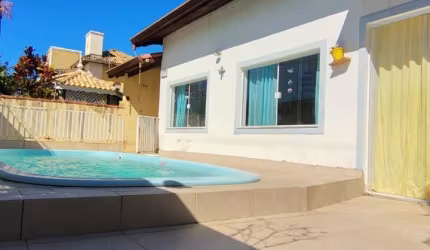 Linda casa com  3 quartos, 3 banheiros e piscina e churrasqueira!