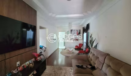 Casa à venda, 3 quartos, 1 suíte, 3 vagas, Jardim Canaã - Uberlândia/MG