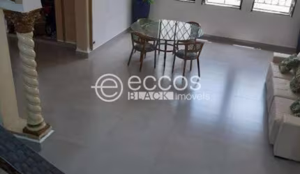 Casa à venda, 5 quartos, 2 suítes, 5 vagas, Centro - Uberlândia/MG