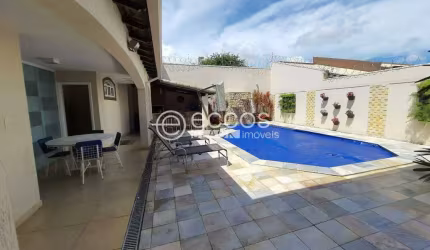 Casa à venda, 4 quartos, 1 suíte, 4 vagas, Umuarama - Uberlândia/MG