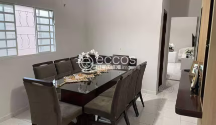 Casa à venda, 3 quartos, 1 suíte, 4 vagas, Laranjeiras - Uberlândia/MG